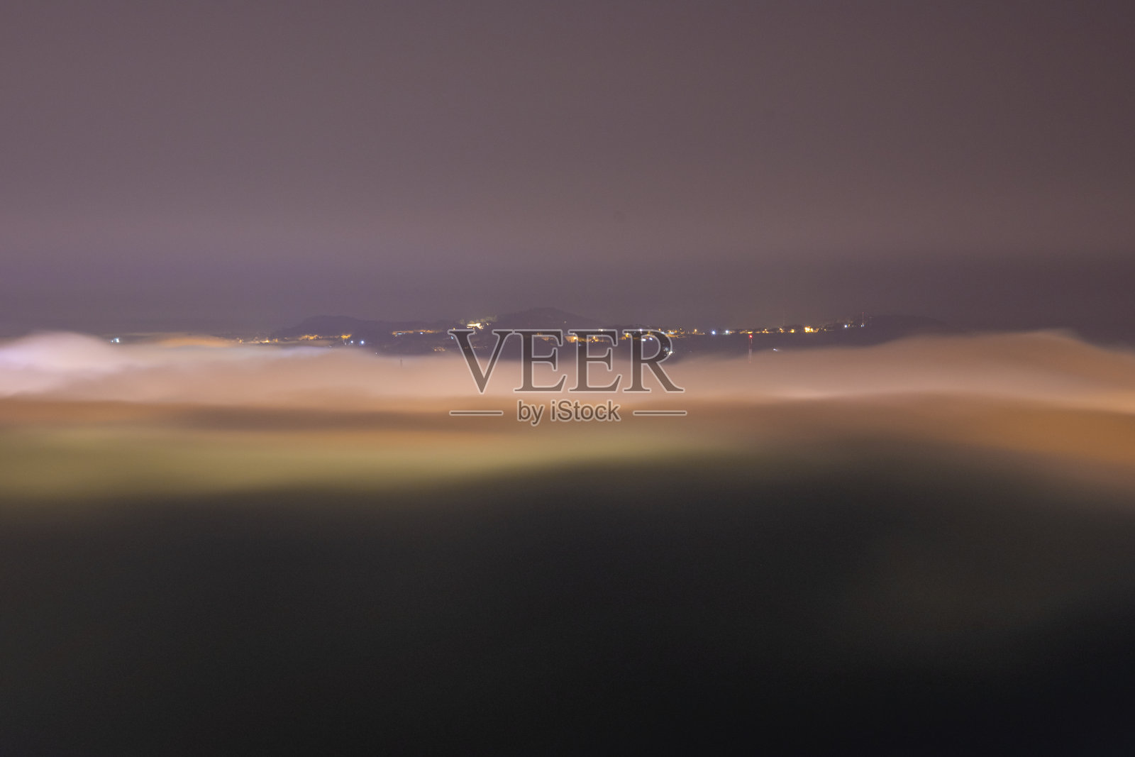 越南大叻的秋夜，山间雾气缭绕。照片摄影图片