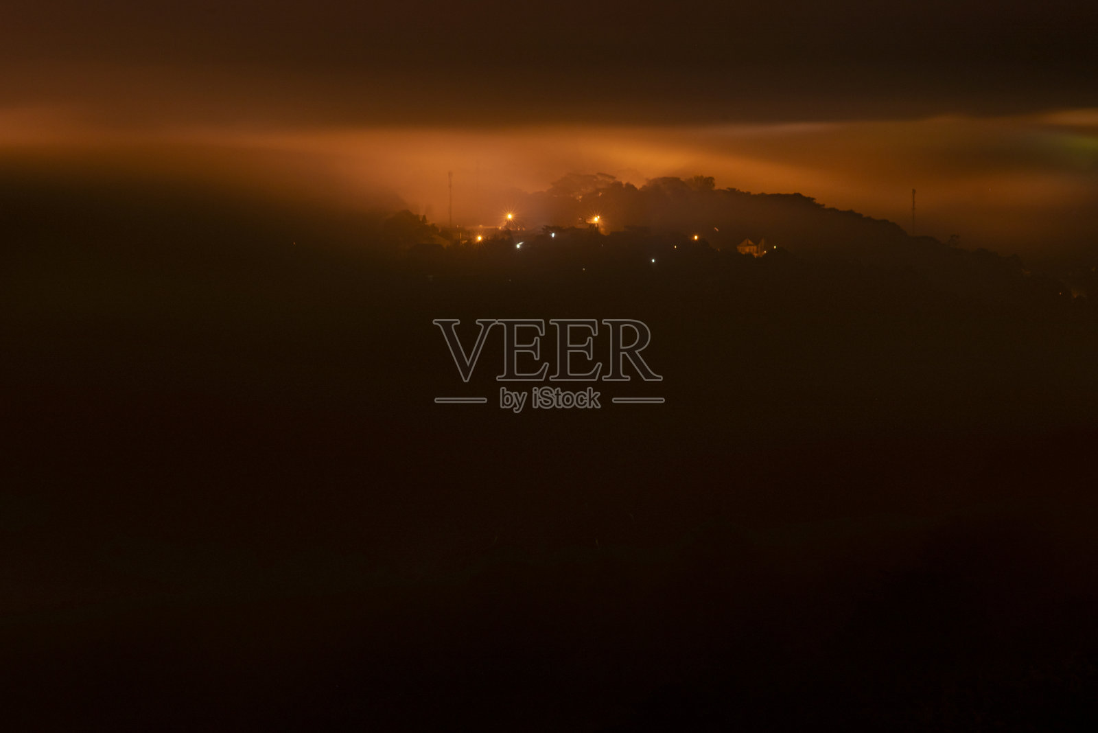 越南大叻的秋夜，山间雾气缭绕。照片摄影图片