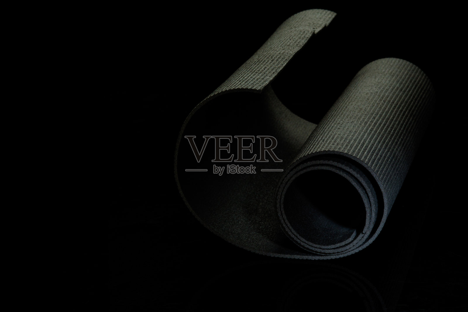 专业运动设备孤立在黑色演播室背景。运动垫。照片摄影图片