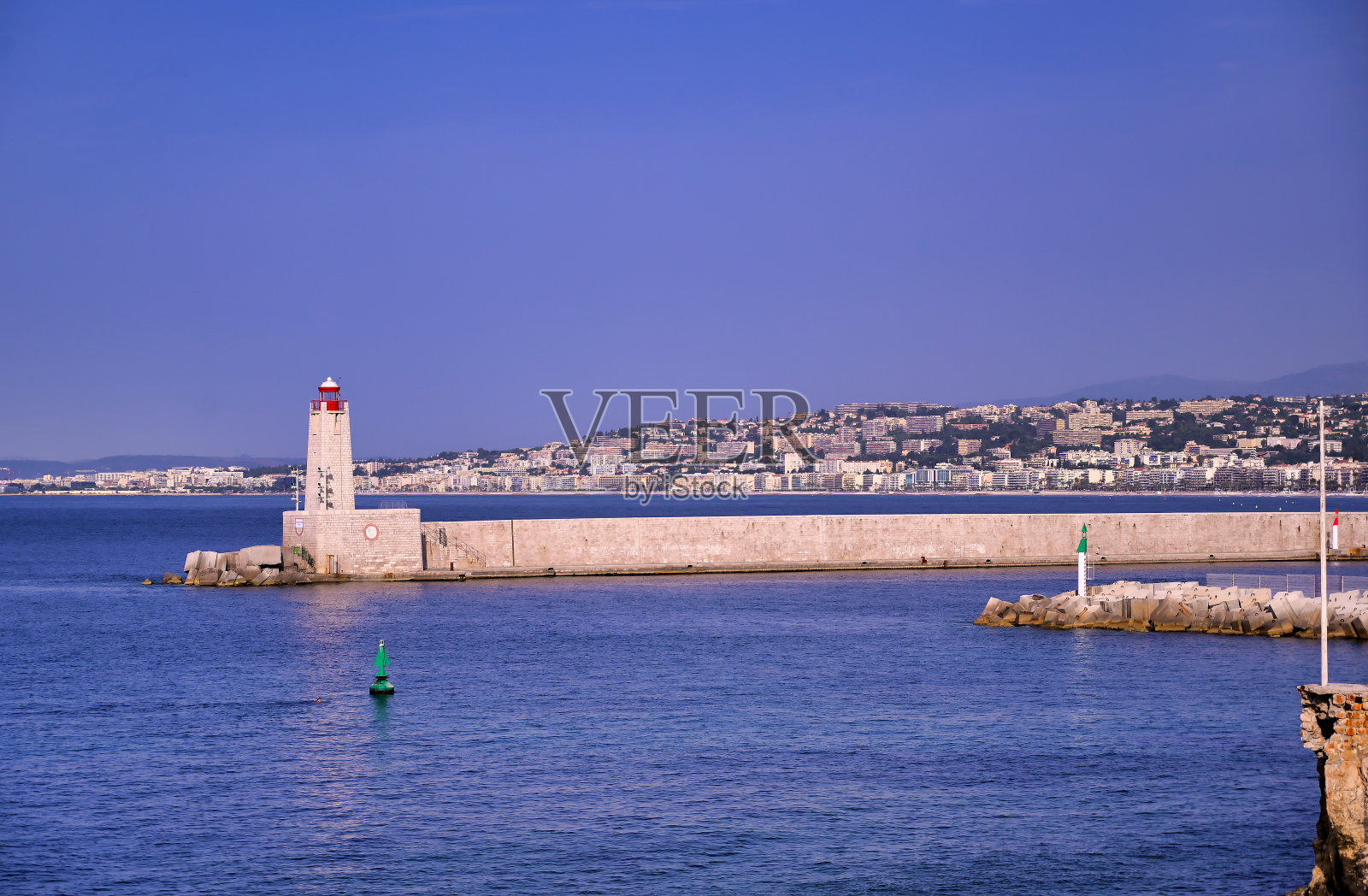 法国尼斯地中海上的灯塔照片摄影图片