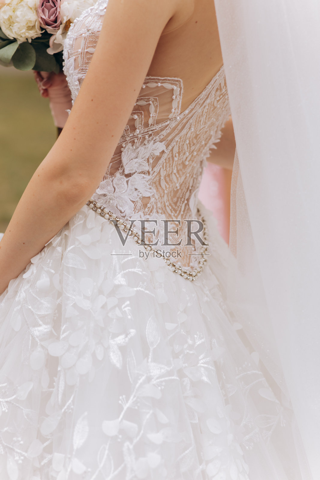 穿着豪华婚纱的美丽新娘照片摄影图片