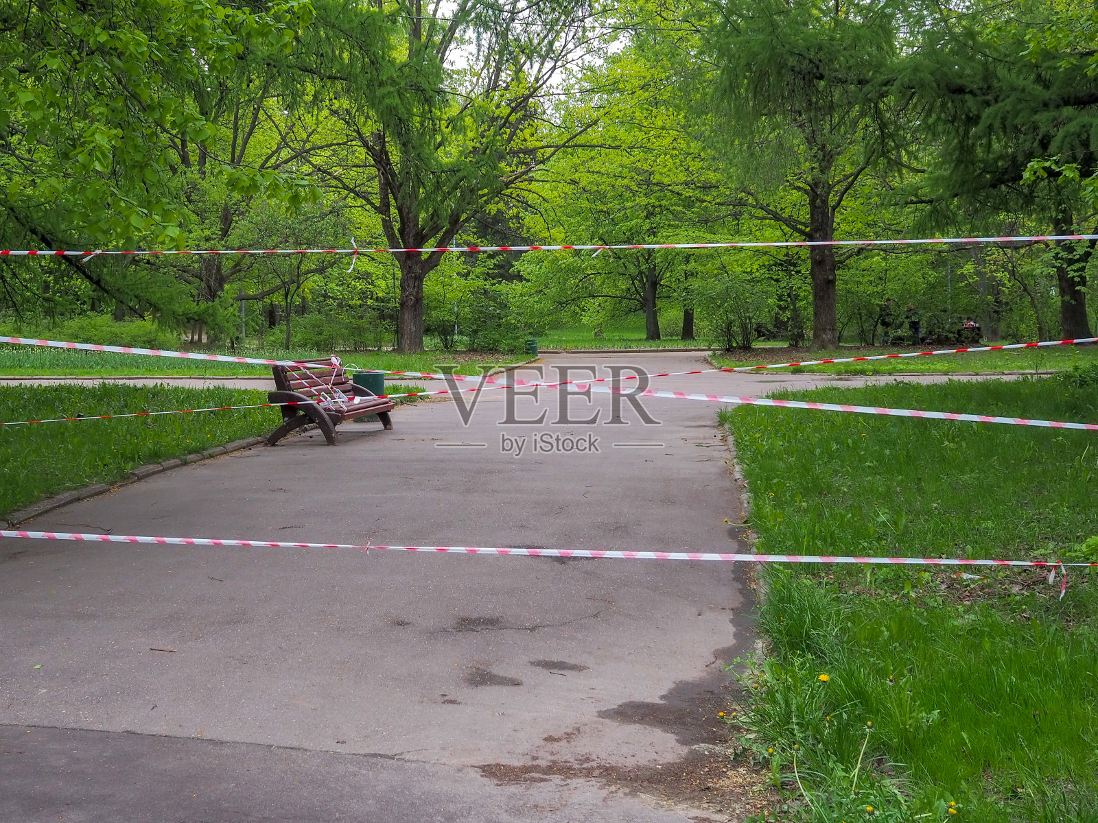 禁止进入城市公园的禁令。冠状病毒大流行隔离。照片摄影图片