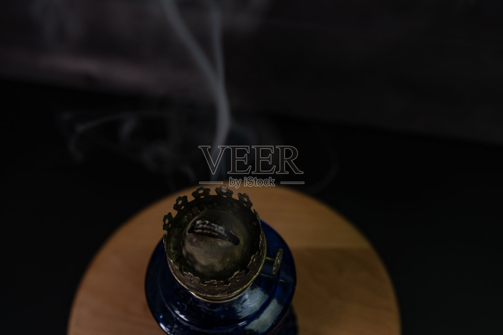 木制背景上的煤油灯照片摄影图片