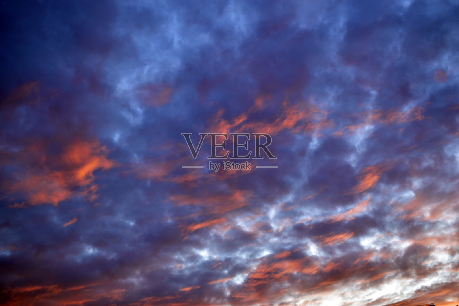 蓝色红色的日落天空和照亮的云照片摄影图片