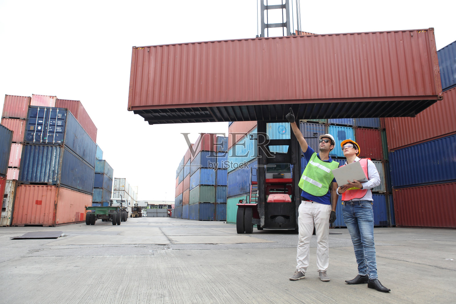 工程团队的工作，他们装载集装箱支持物流和进出口业务照片摄影图片