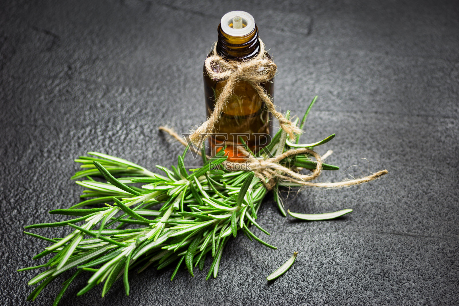 迷迭香精油在黑色背景照片摄影图片