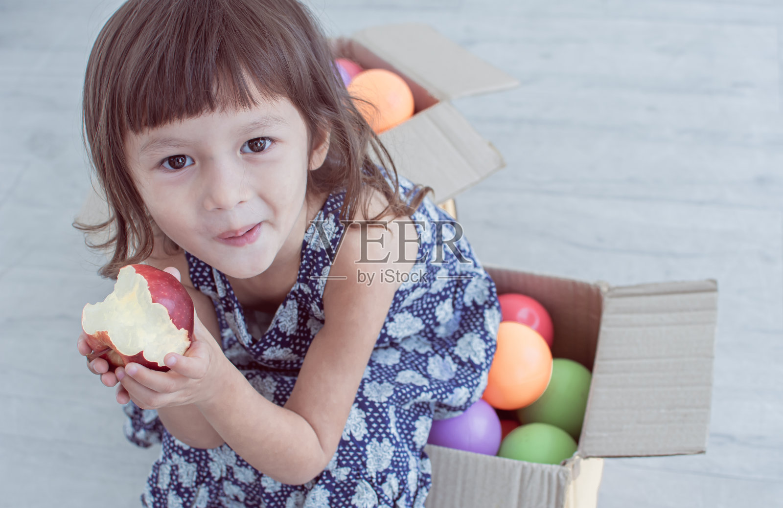 一个小女孩正在吃苹果照片摄影图片