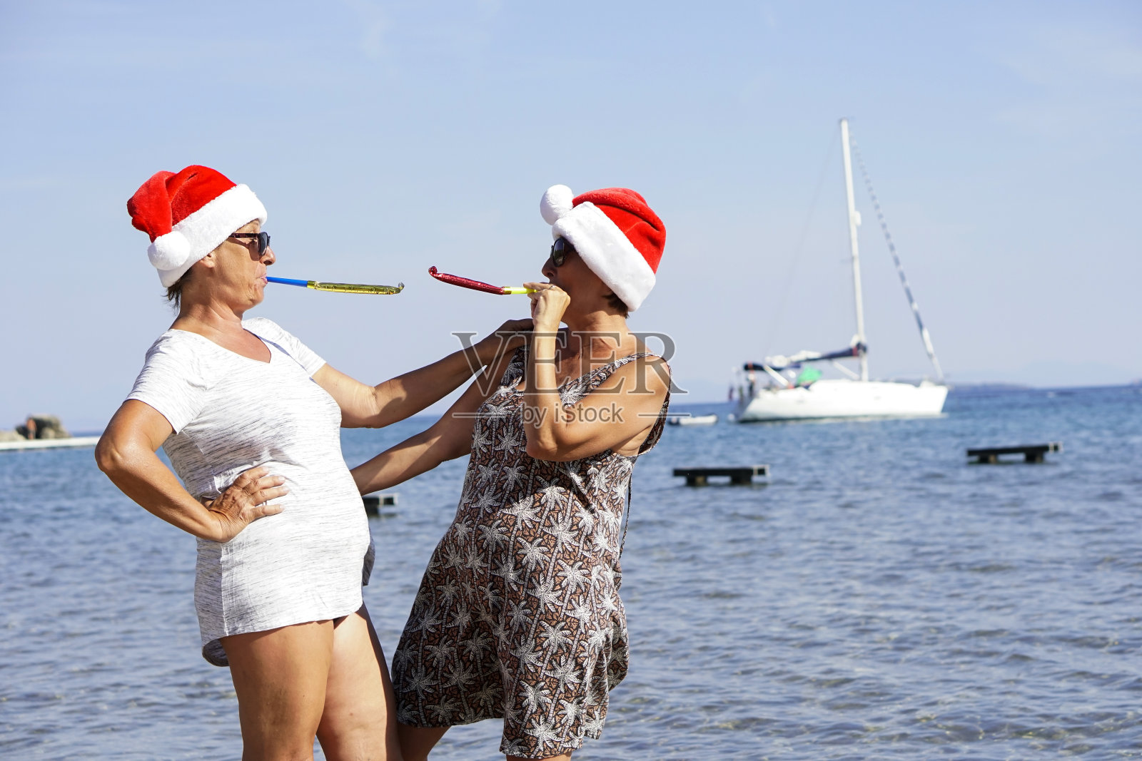 老年妇女在海滩上过圣诞节照片摄影图片