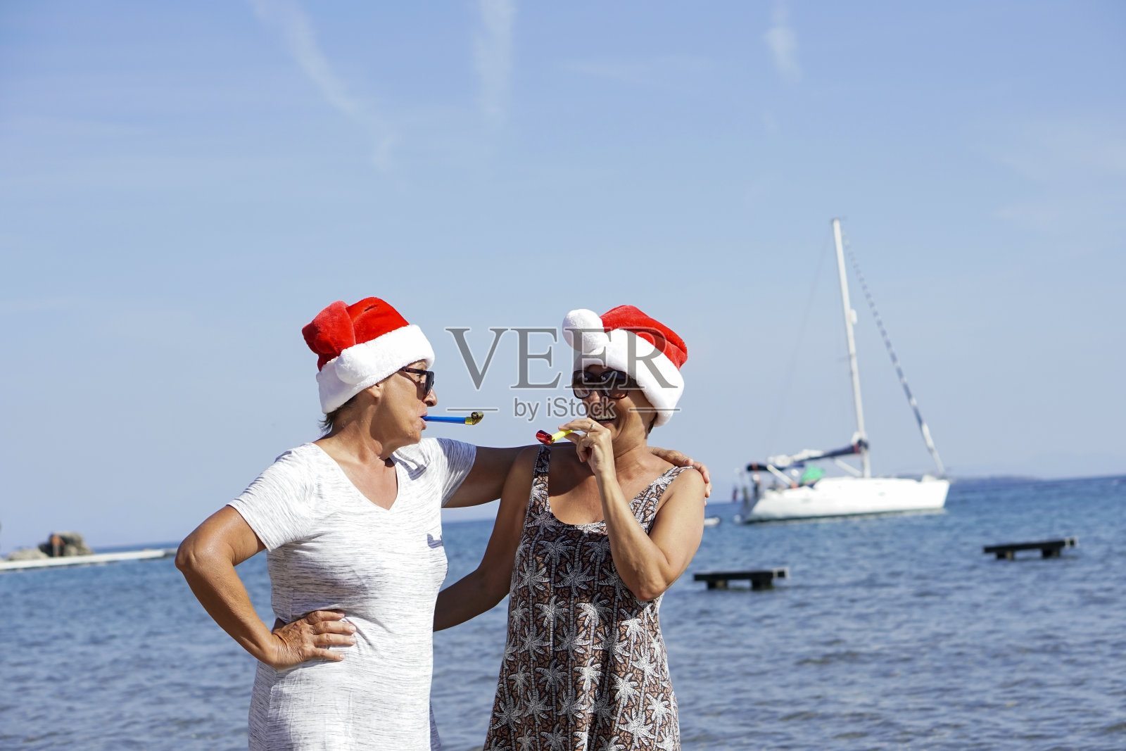 老年妇女在海滩上过圣诞节照片摄影图片