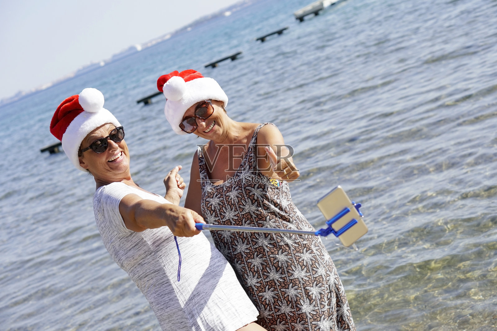 老年妇女在海滩上过圣诞节照片摄影图片