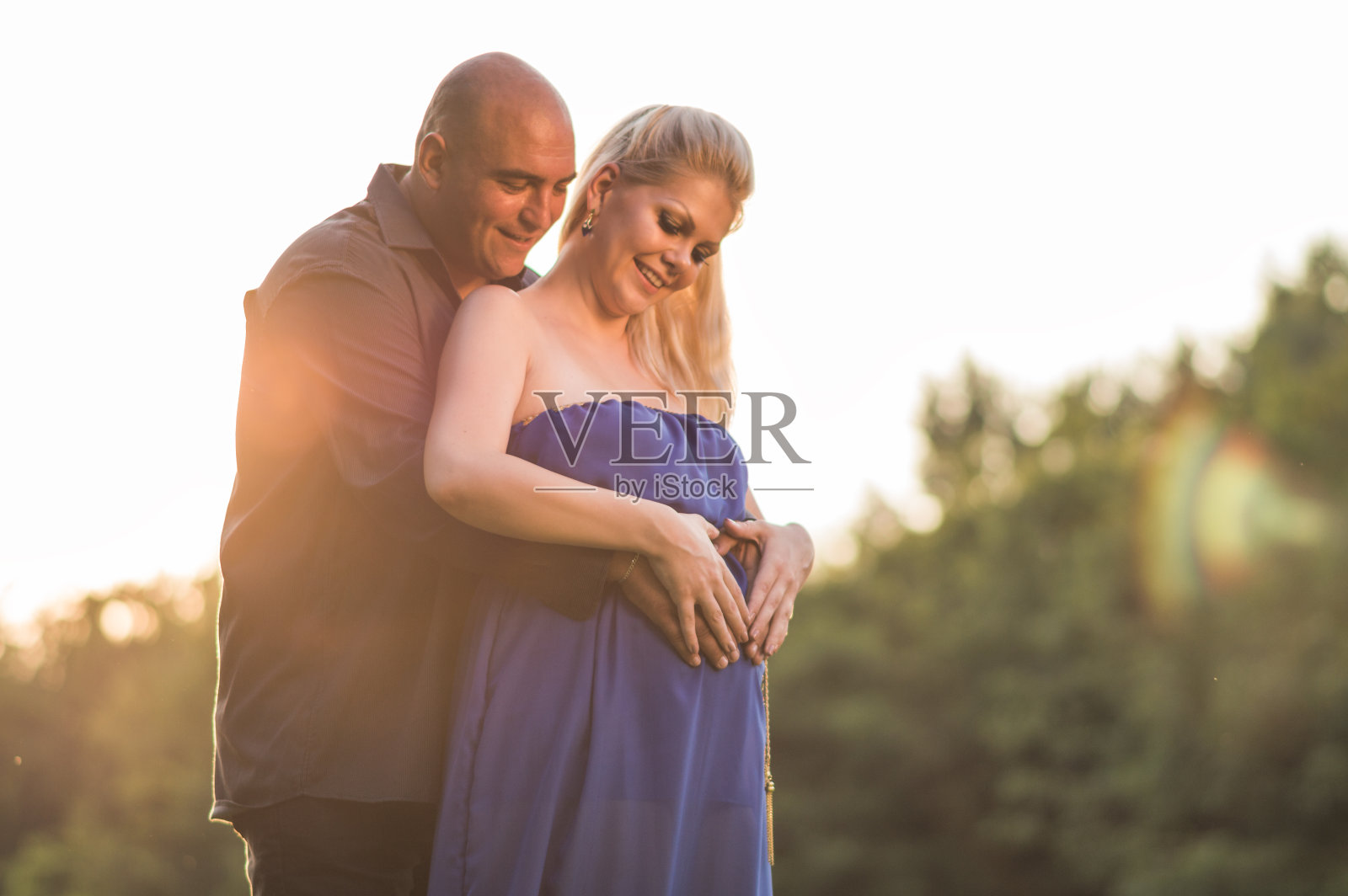 日落下的准父母照片摄影图片