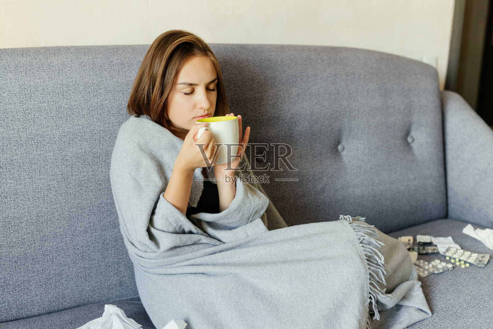 女人感觉不舒服，喝热饮，在家照片摄影图片