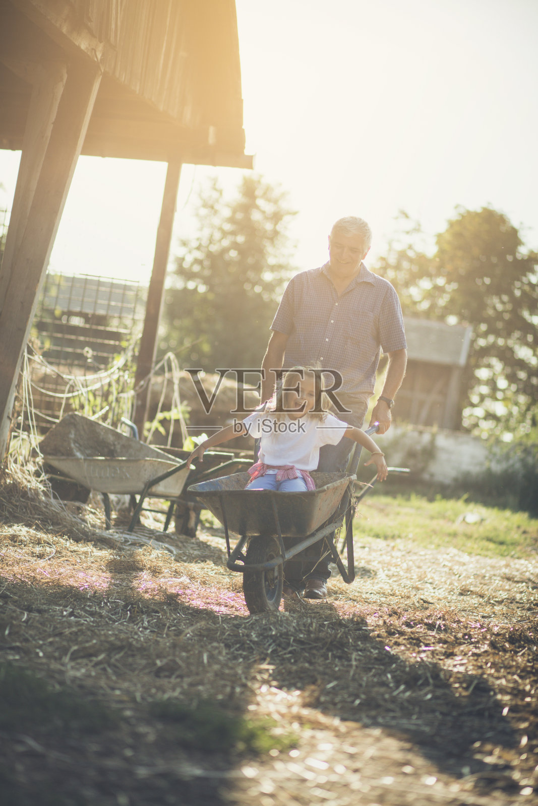 我喜欢和爷爷在一起的每一刻。照片摄影图片
