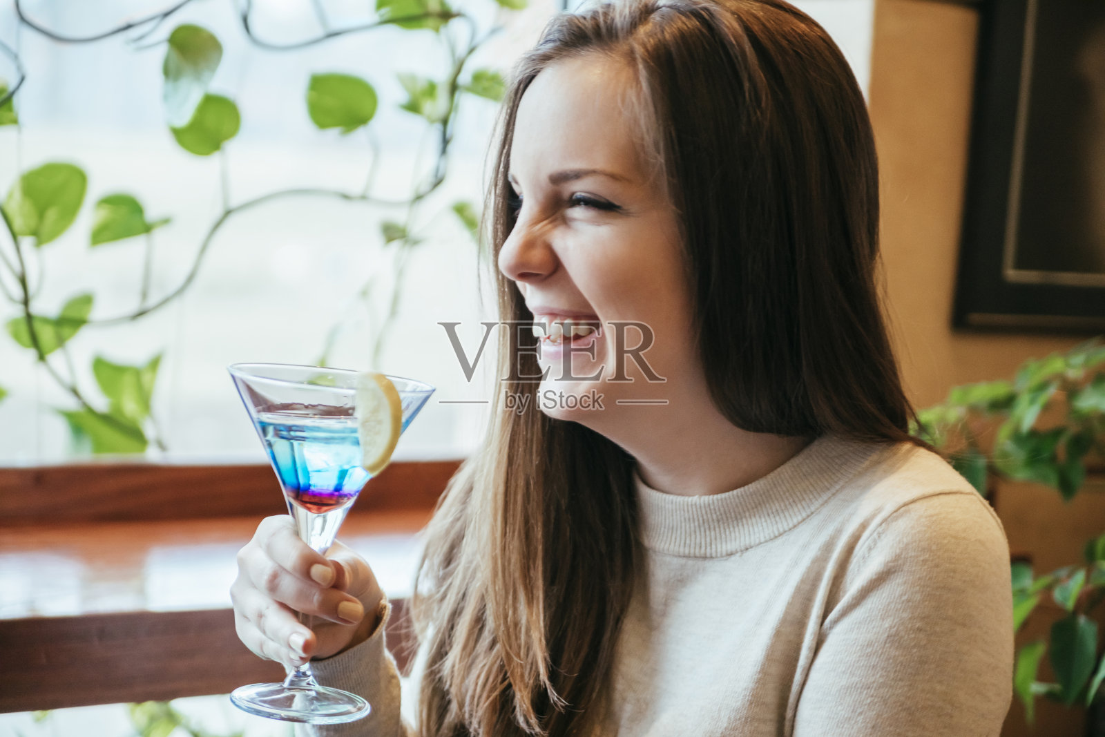 餐馆里的小女孩照片摄影图片