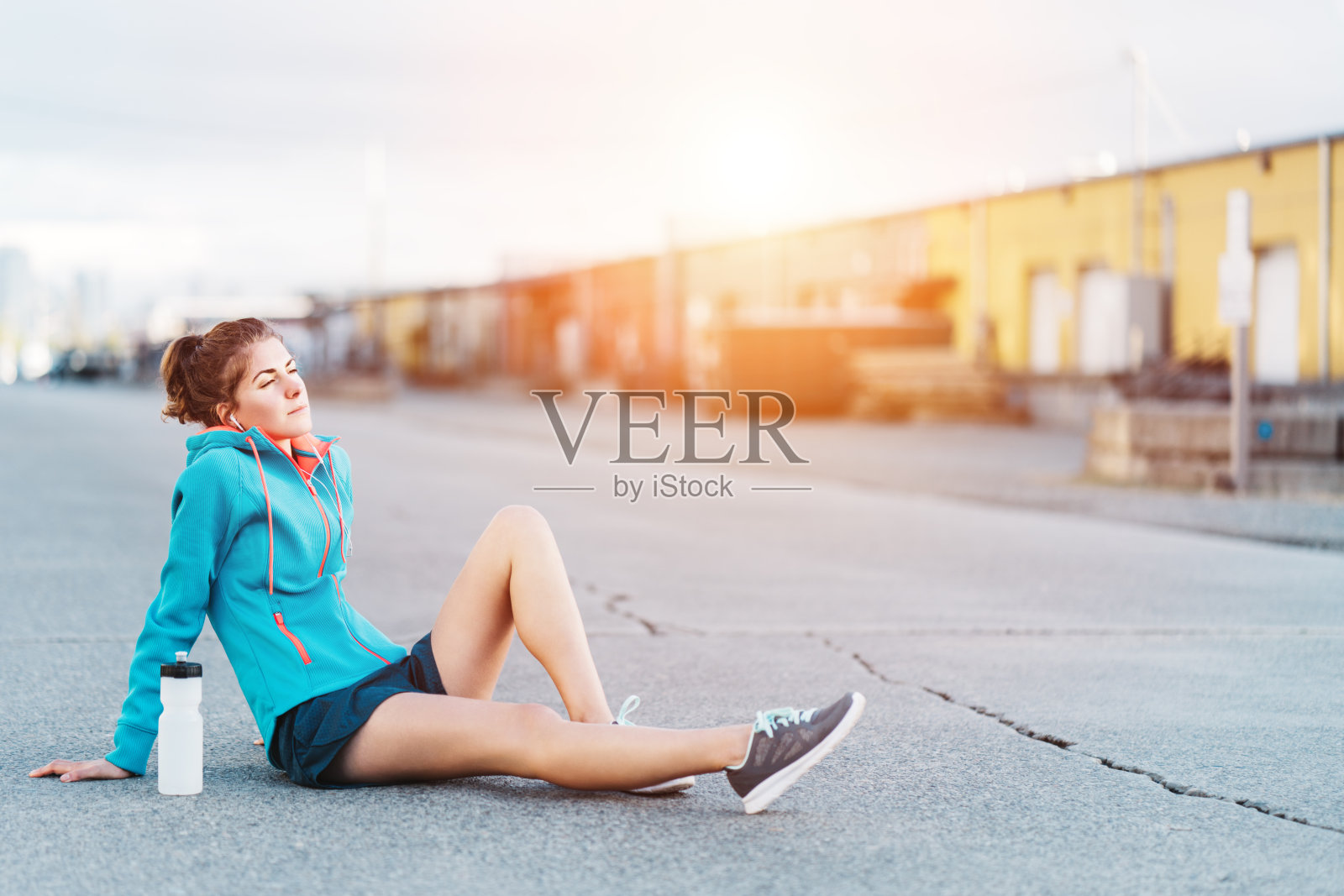 女跑步者在街上休息照片摄影图片