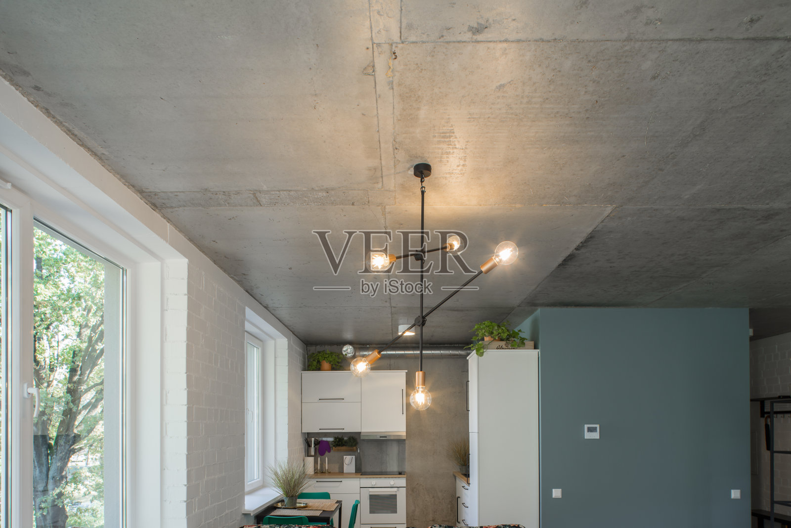 现代公寓里的混凝土天花板和照明。公寓的混凝土风格。照片摄影图片