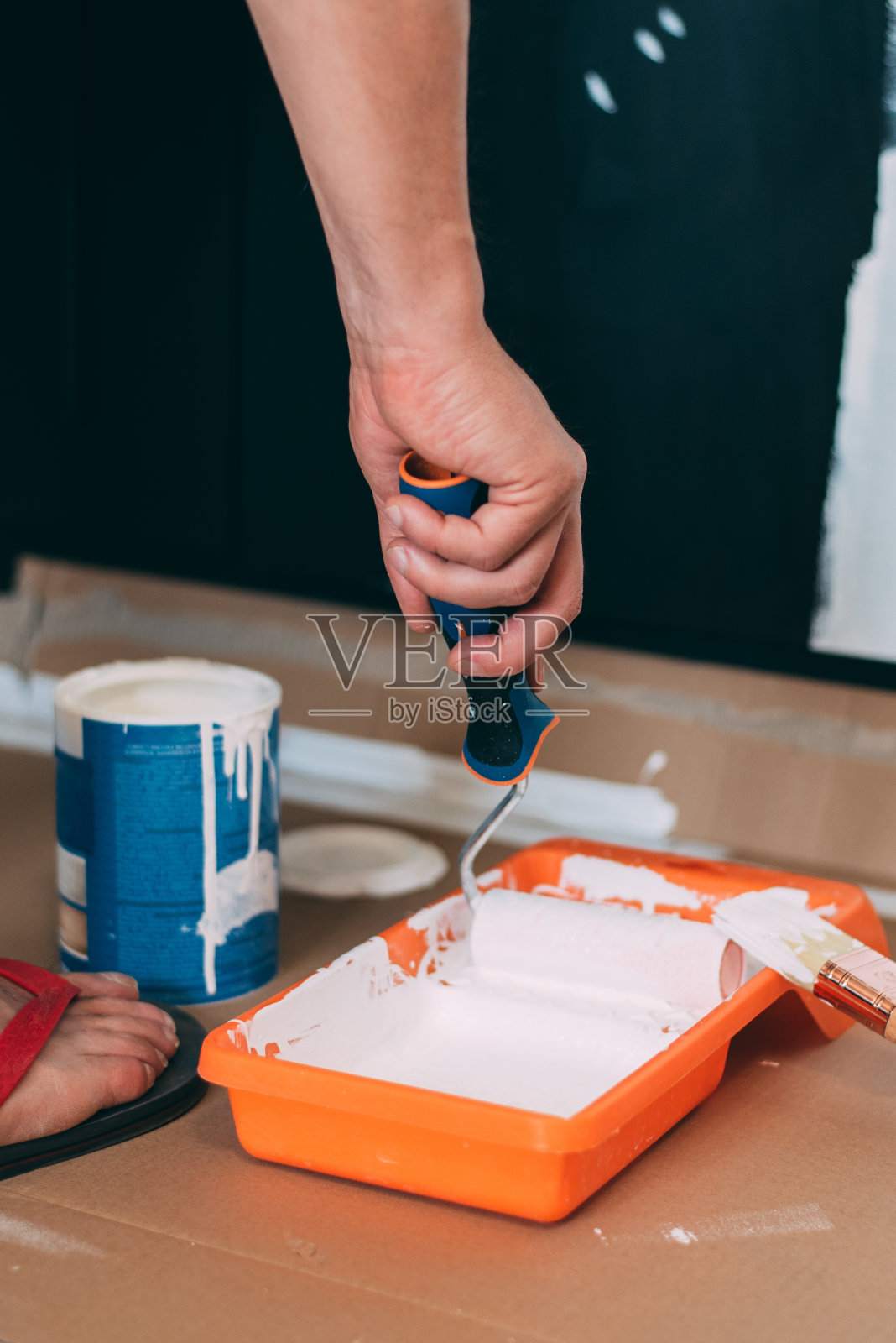 男人用手画一个滚筒照片摄影图片