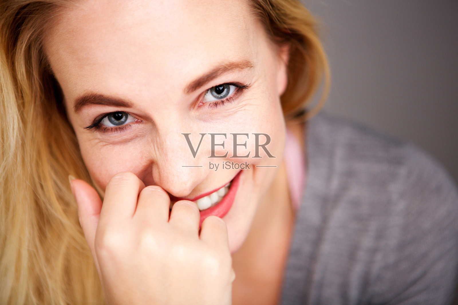 近距离的肖像快乐年轻的金发女人照片摄影图片