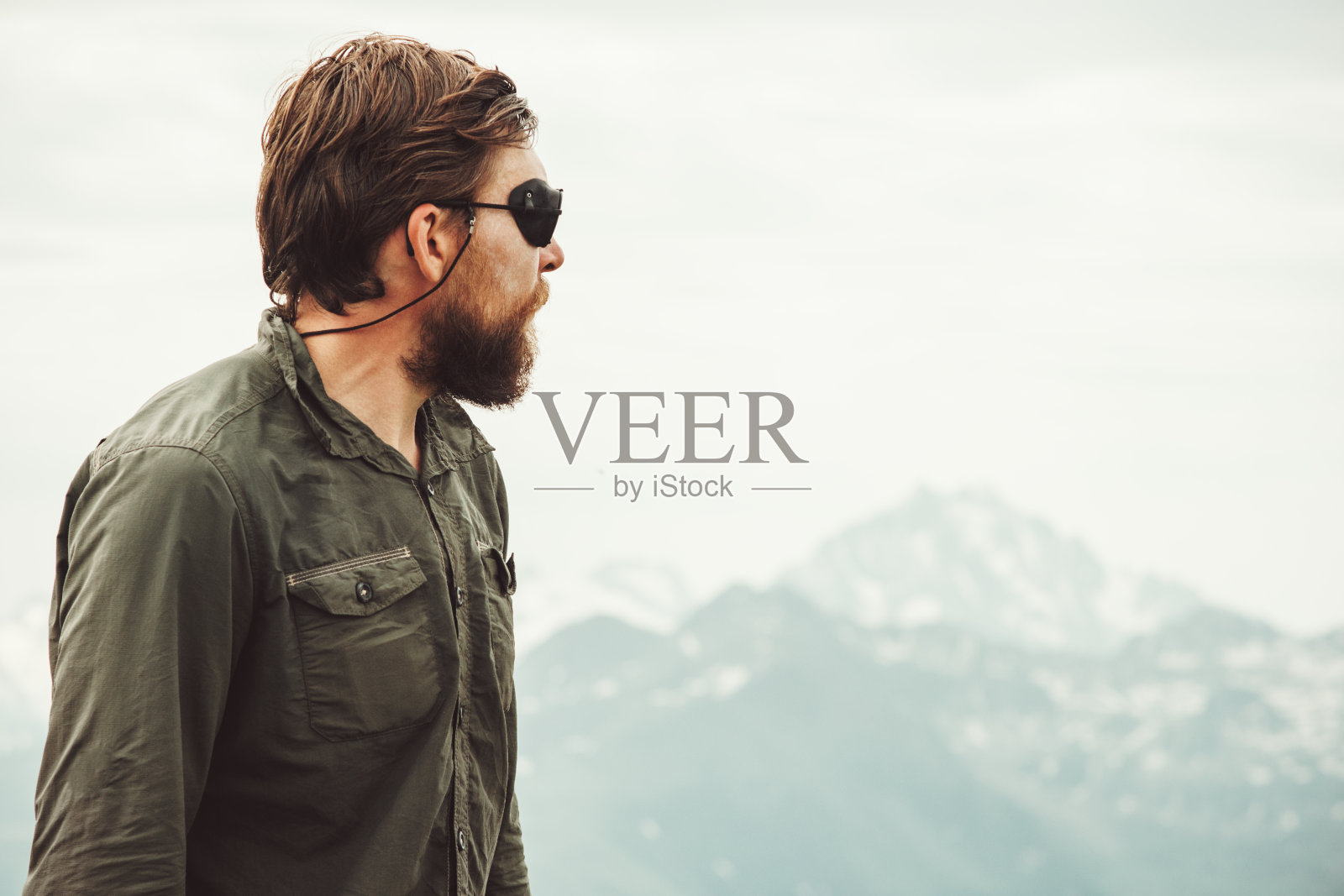 大胡子男人享受山景旅行，生活方式概念，冒险假期户外照片摄影图片