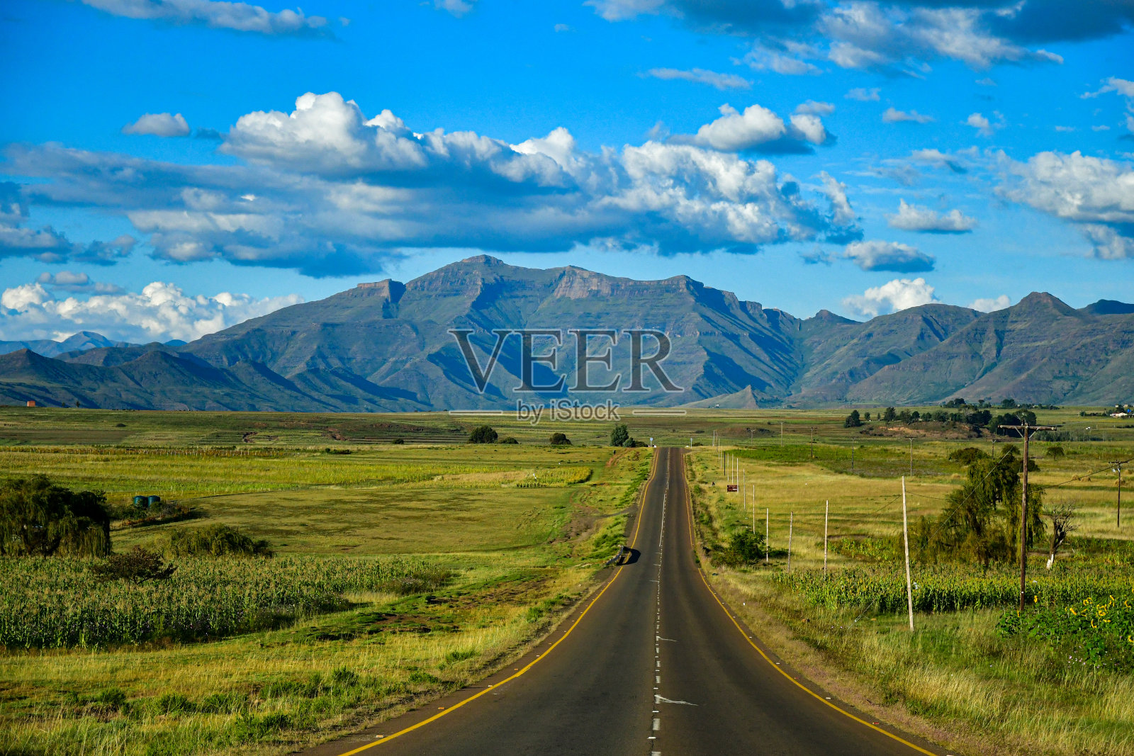 莱索托王国租车的场景。有许多亮点，如宏伟的山脉，盛开的宇宙，特色的乡村房屋照片摄影图片