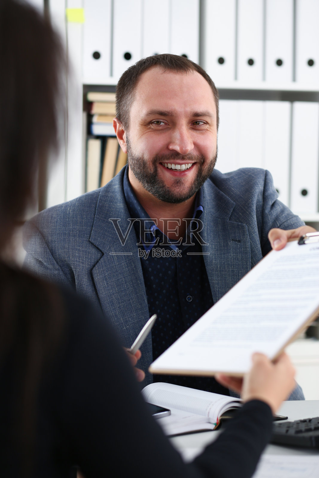 商人们讨论女面试经理想要得到新工作照片摄影图片