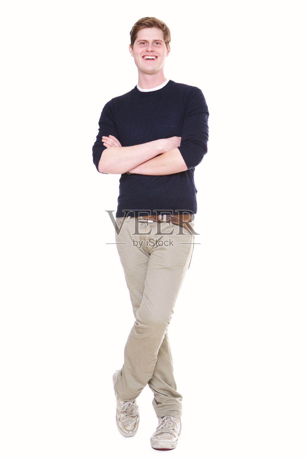 全身幸福的年轻人站在孤立的白色背景，双臂交叉照片摄影图片