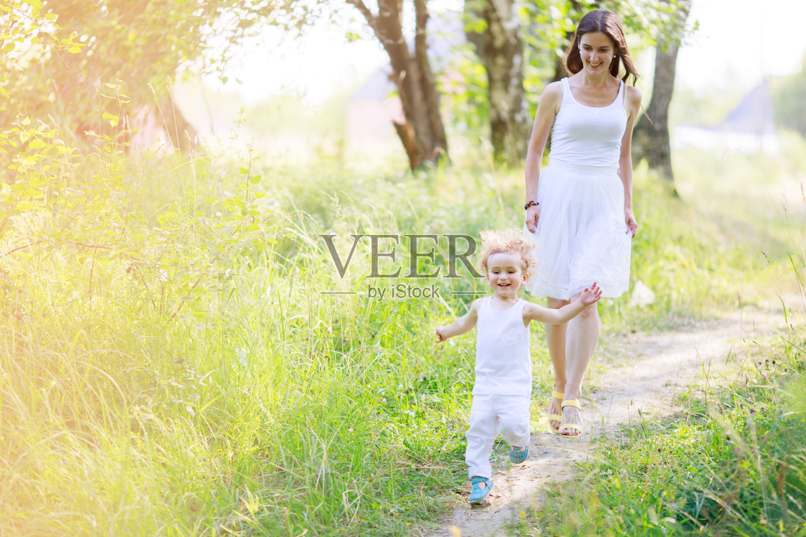 妈妈和儿子一起在公园里玩得很开心照片摄影图片