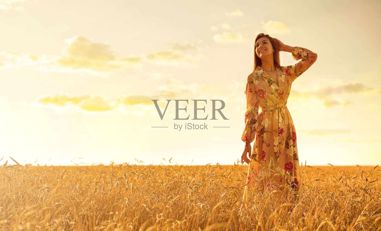 麦田里的年轻姑娘照片摄影图片