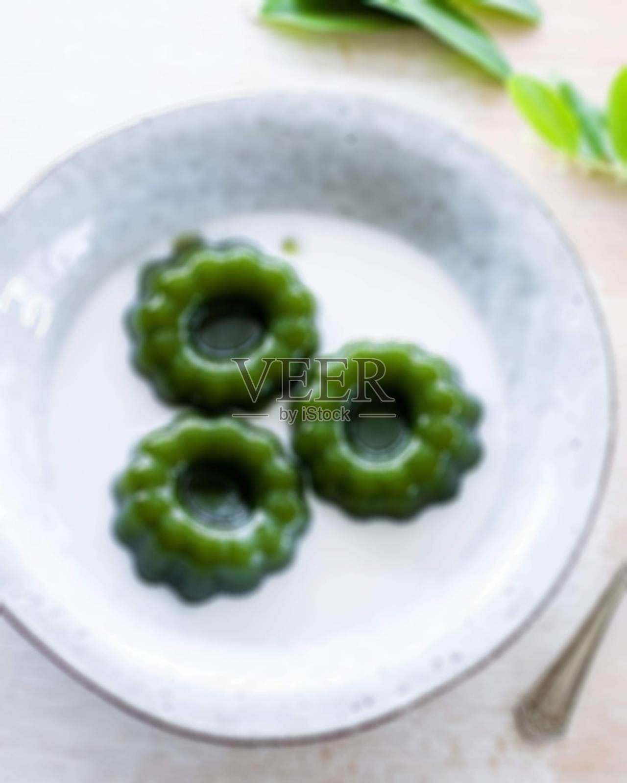 草冻，又称叶冻或药草冻，是东亚人吃的果冻状甜点。它是由植物Platostoma palustre创造的，有一个温和的，轻微的苦味。它是冰镇的。照片摄影图片