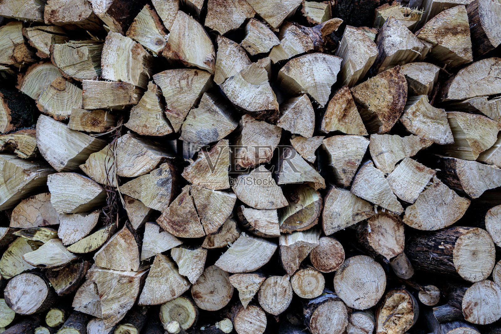 背景与堆叠的柴火。用于坍塌和加热的冬季坯料照片摄影图片