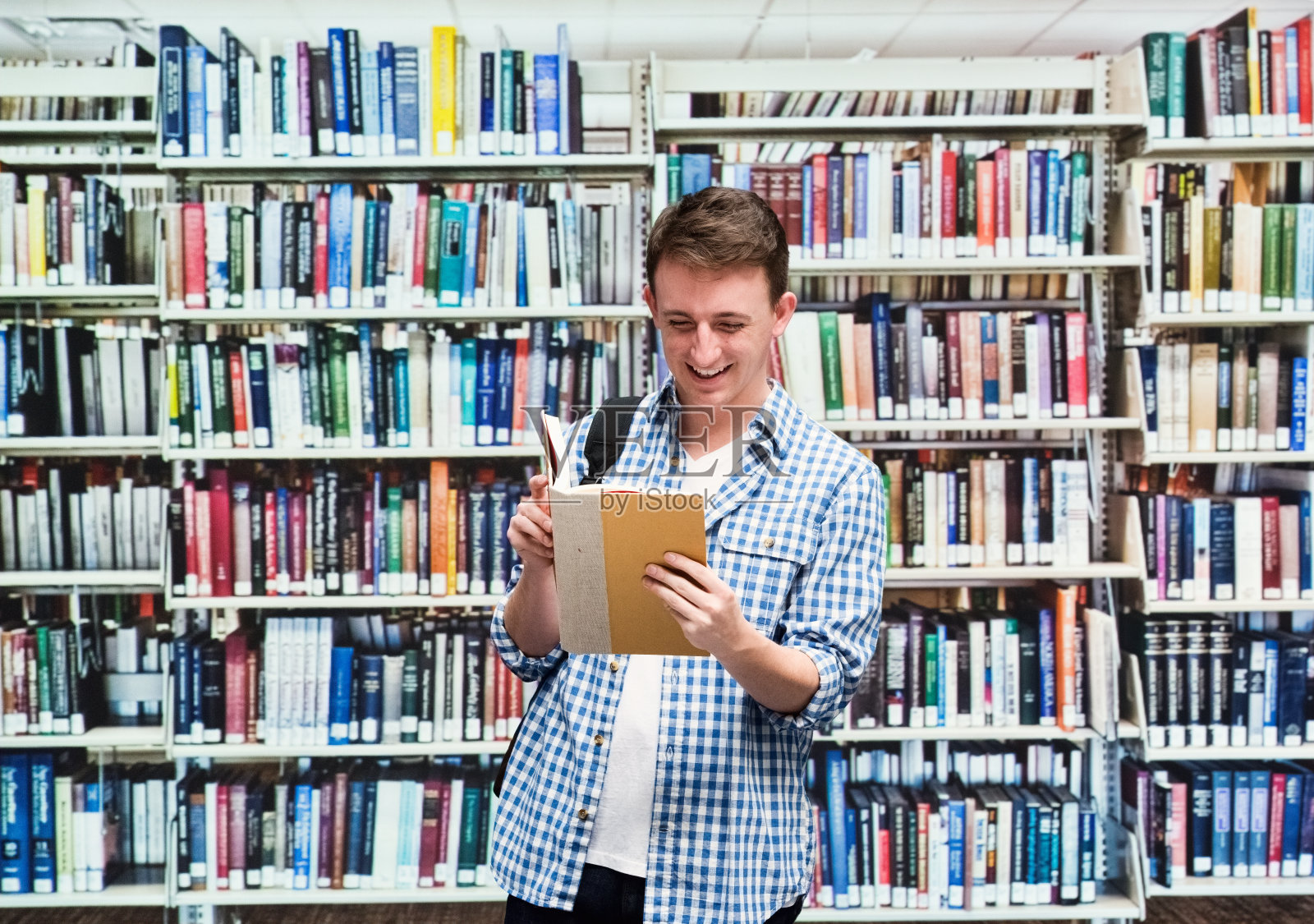 高中生背着书包，拿着课本照片摄影图片