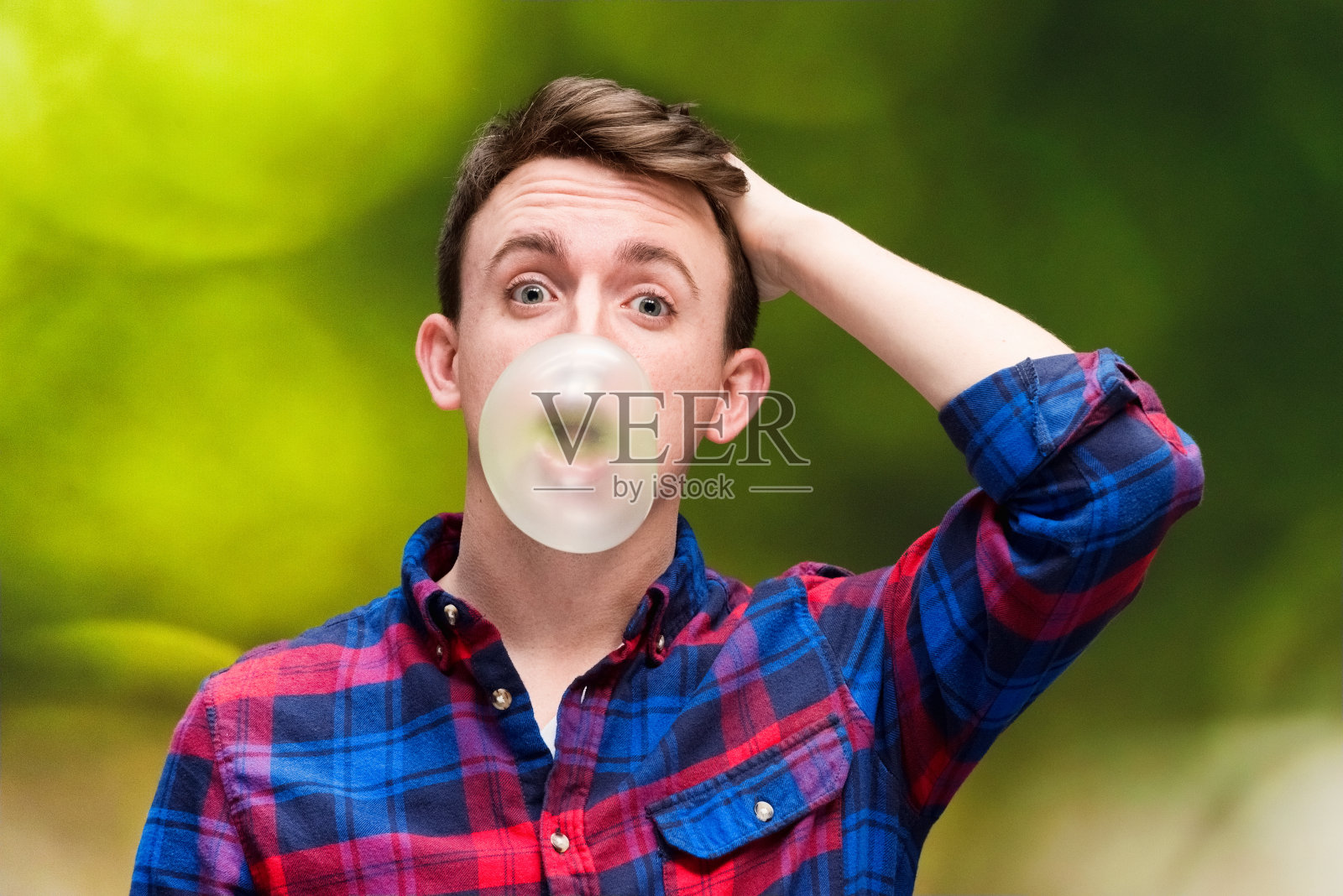 在散焦背景前穿着格子衬衫照片摄影图片