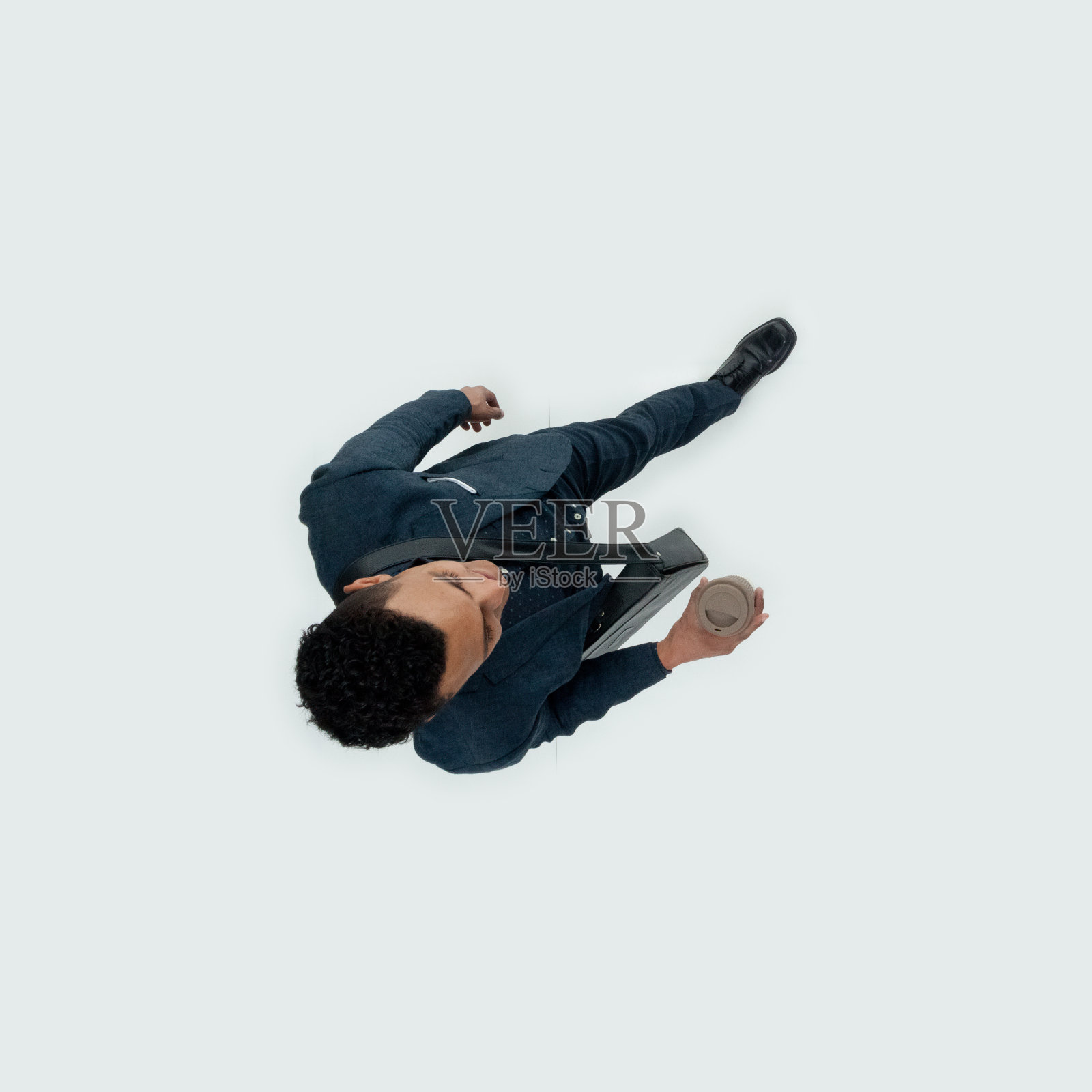 非裔美籍年轻男性商人背着背包和提包走在白人背景前照片摄影图片