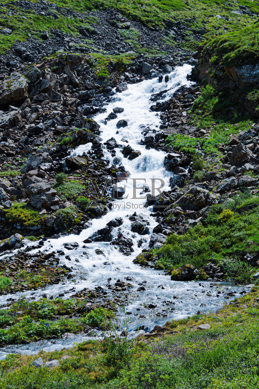 斯威夫特山涧。湍急的河流在群山之间的石头照片摄影图片