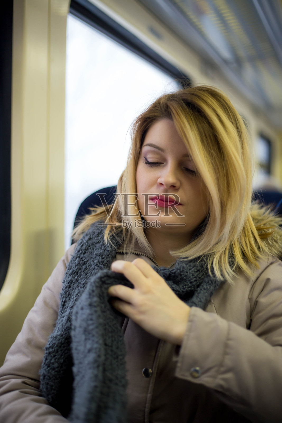 火车上的女人从窗户往里看照片摄影图片
