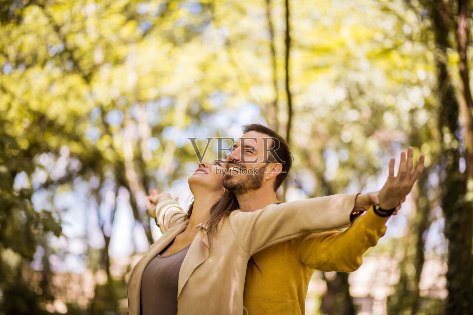 和你在一起让我很开心。照片摄影图片
