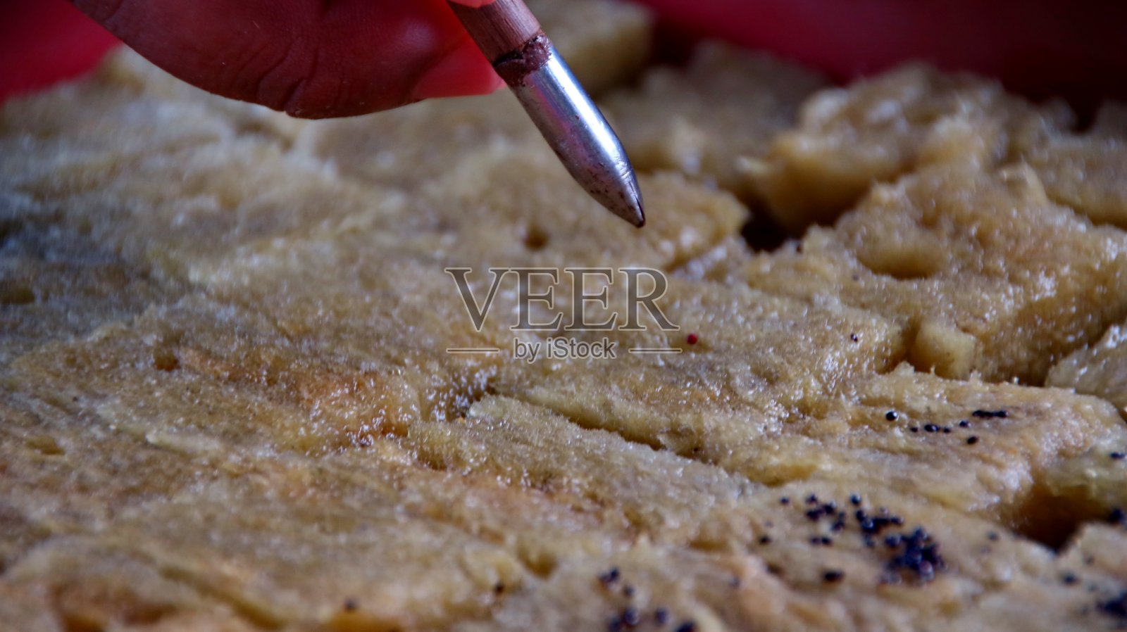 在特殊配料上播种蔬菜种子的过程照片摄影图片