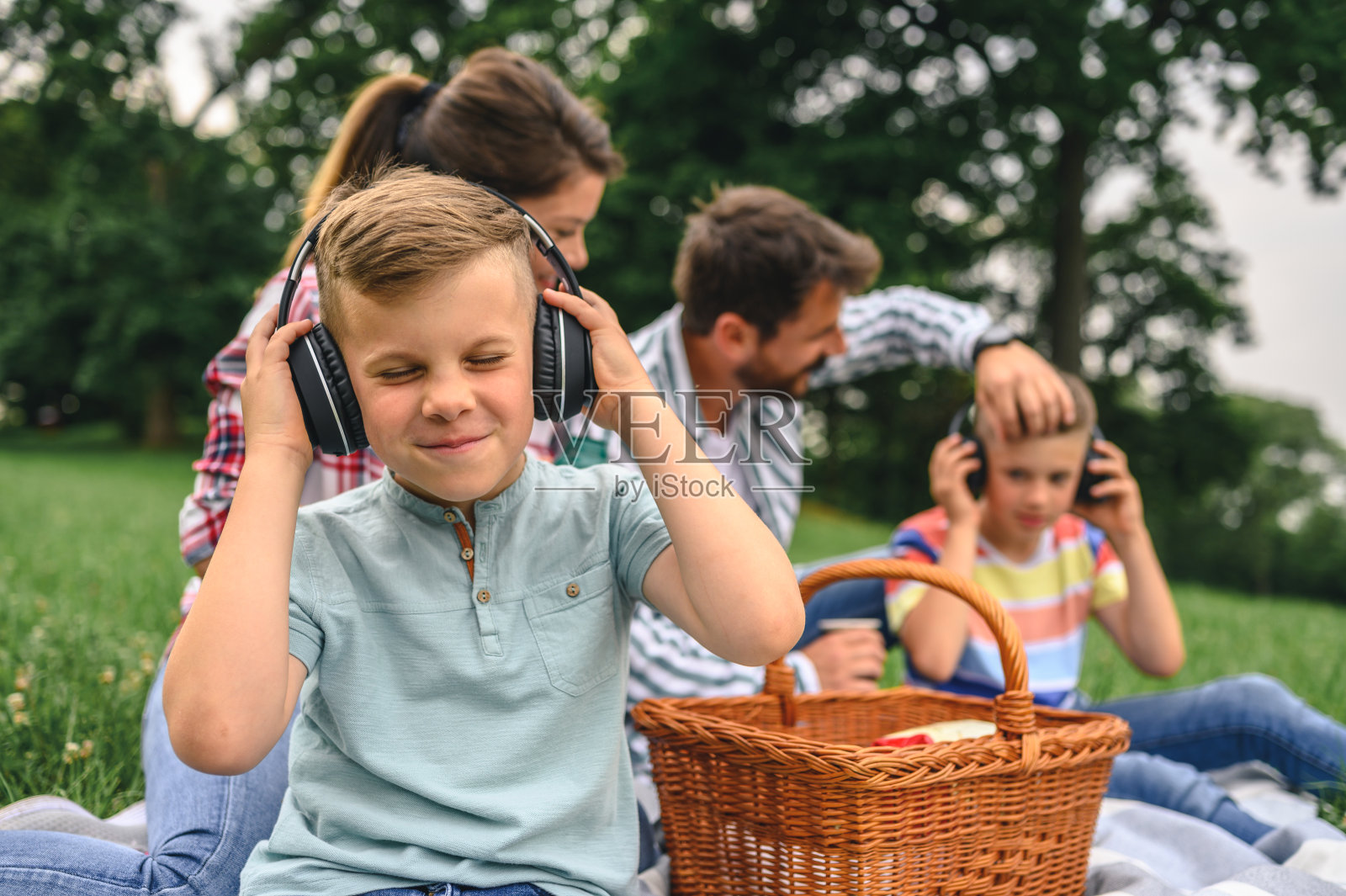 欢乐的家庭在公园里享受春天照片摄影图片