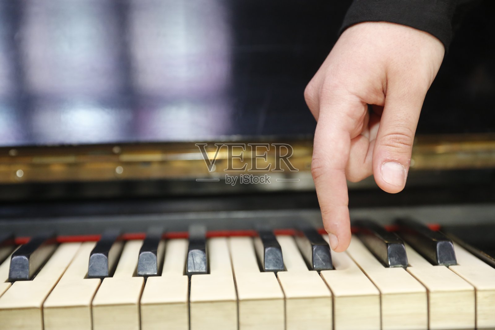 手指触碰钢琴照片摄影图片