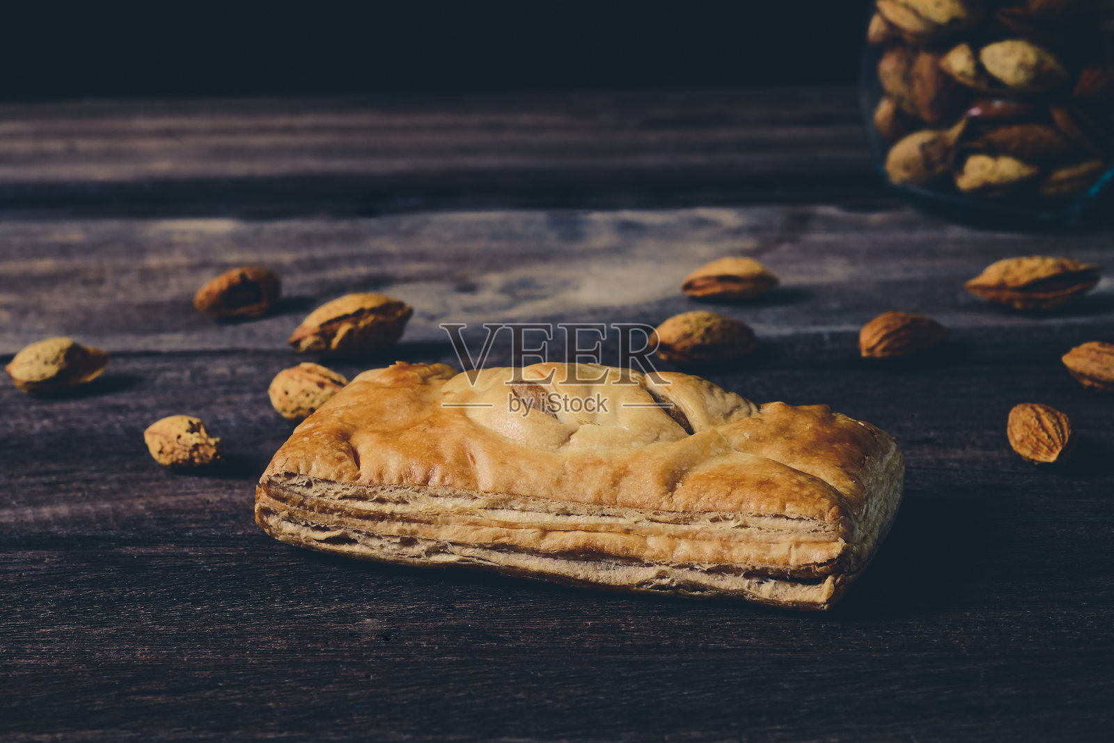 面包派，苹果口袋派，杏仁木背景。照片摄影图片