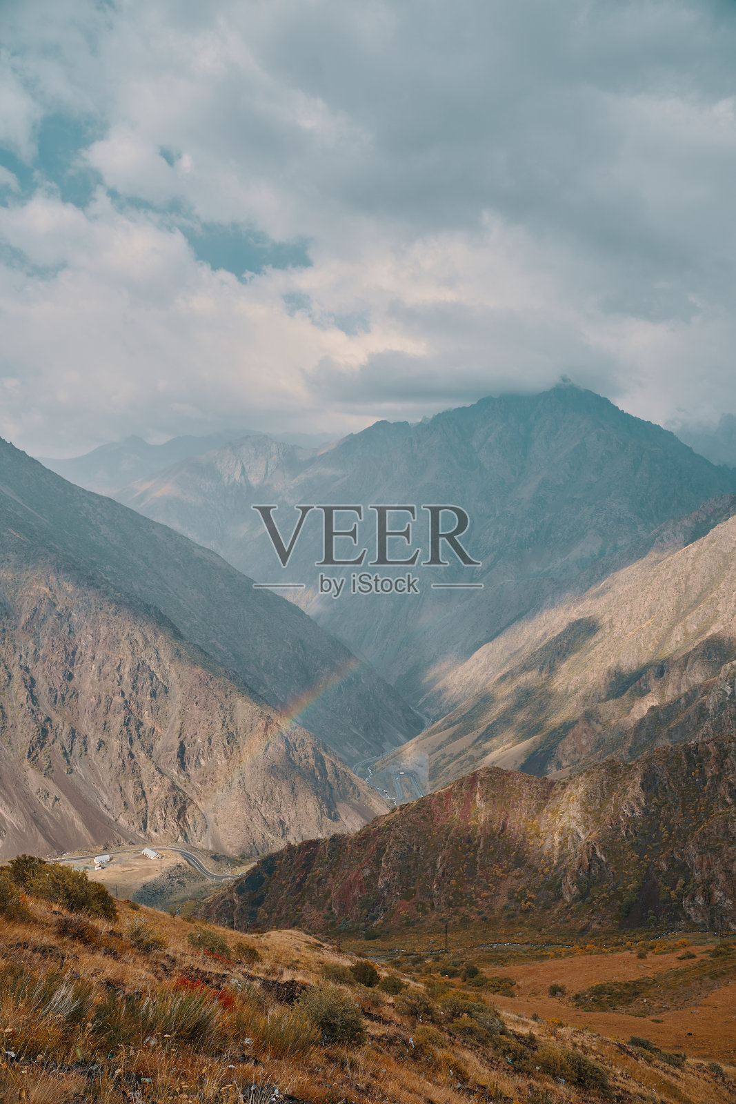 岩石间的彩虹照片摄影图片