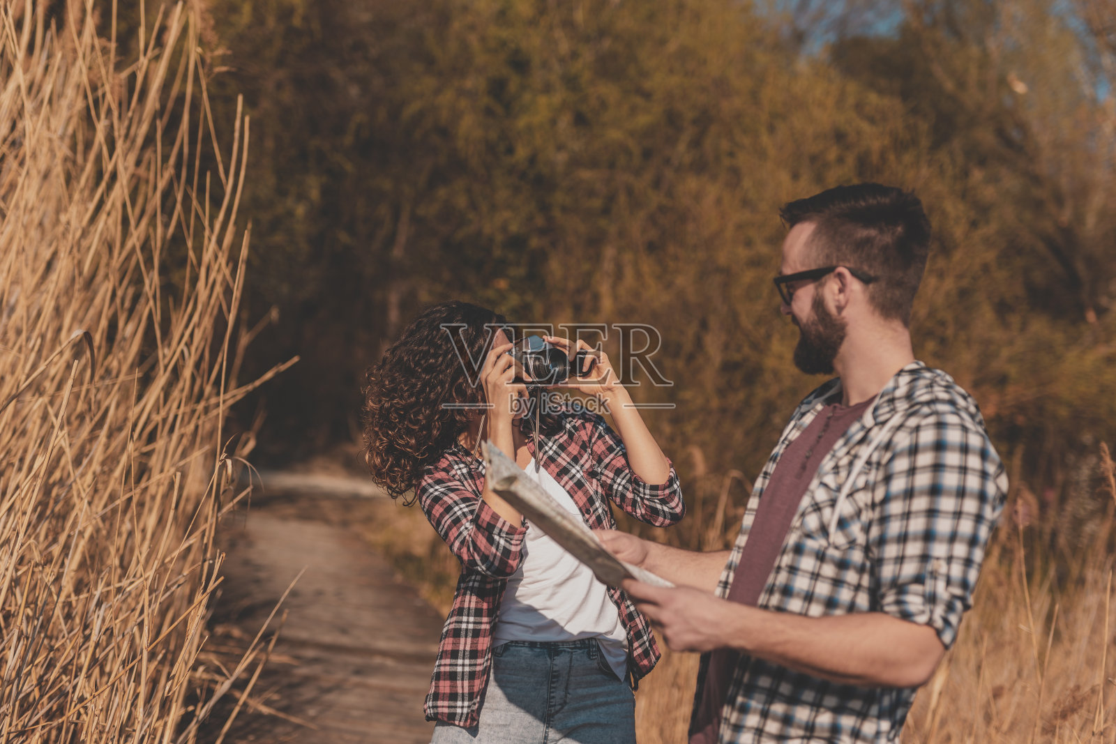一对情侣在徒步旅行时拍照照片摄影图片