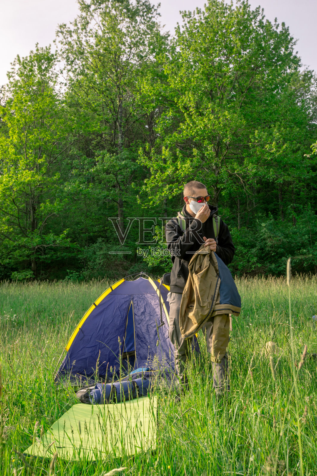 年轻人在春天戴着防护面具露营照片摄影图片