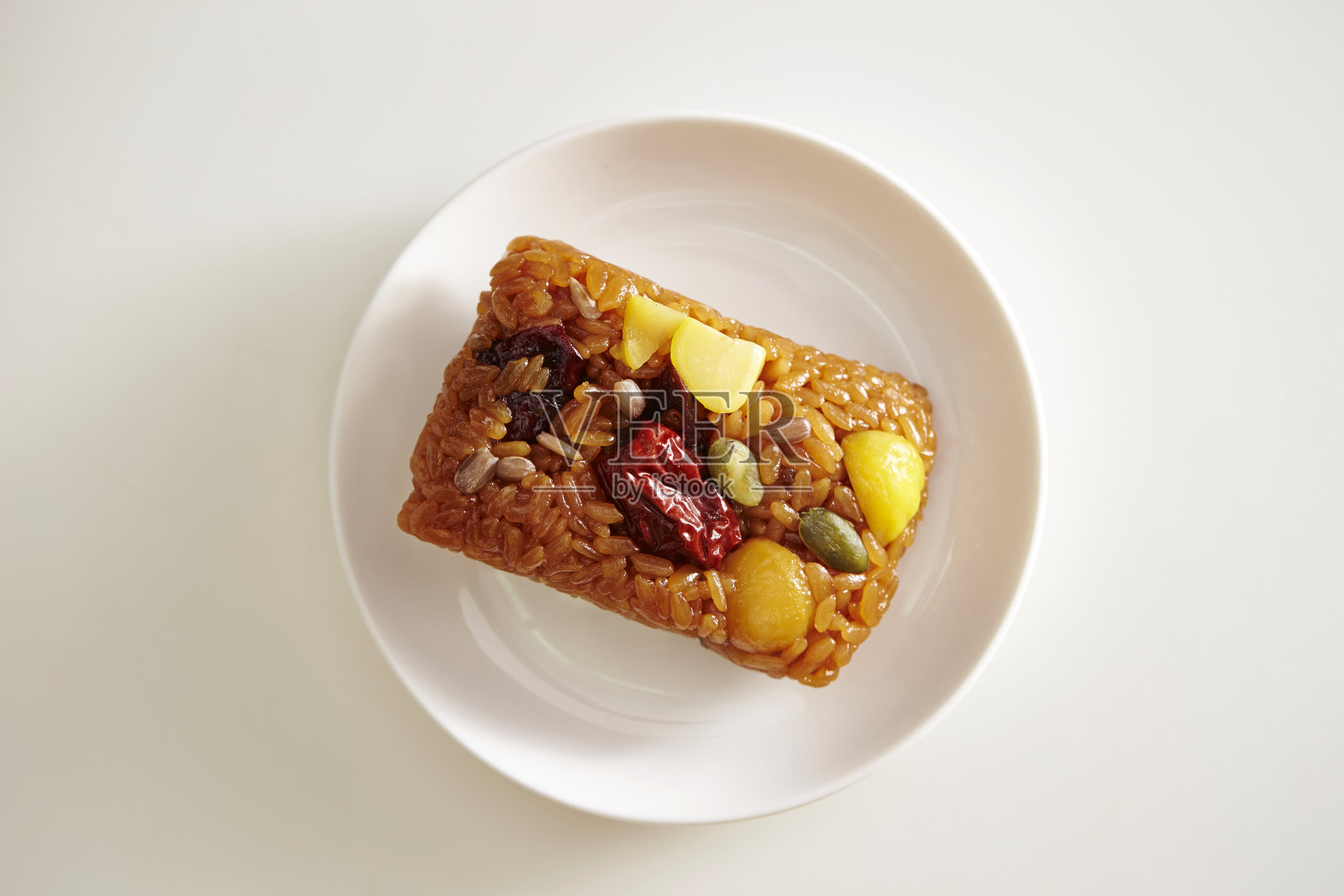 白色背景下盘子里甜点的特写镜头照片摄影图片