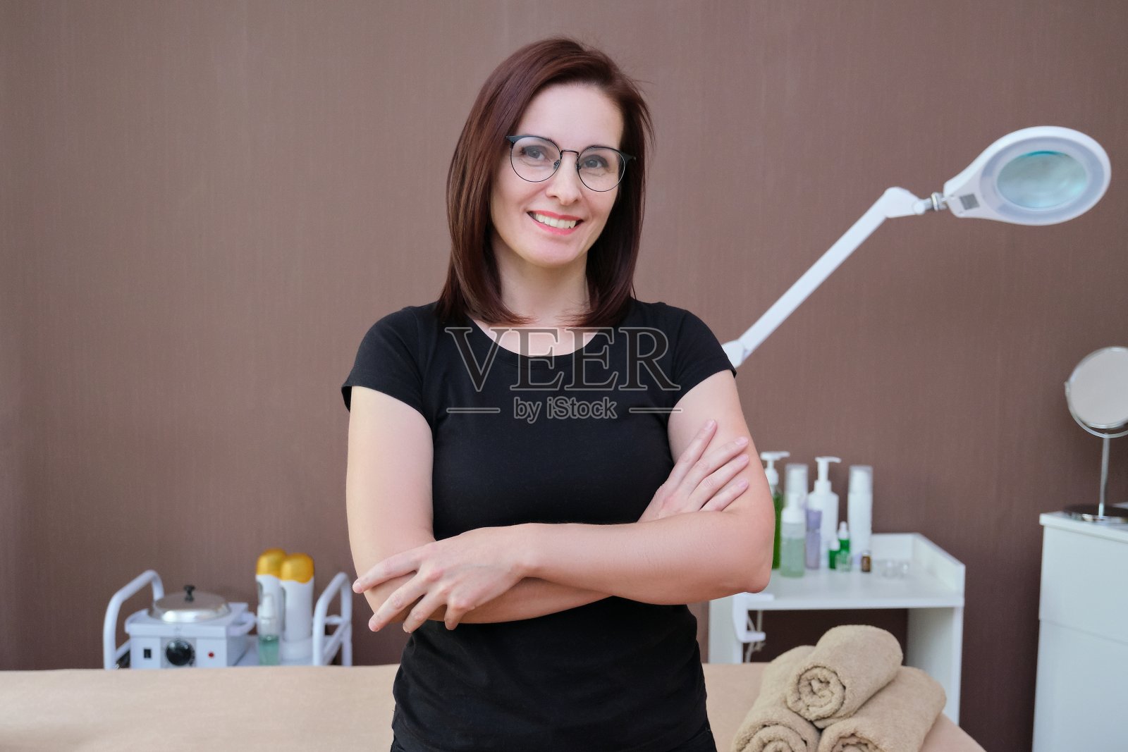 美容院的女老板，正对着镜头摆姿势照片摄影图片