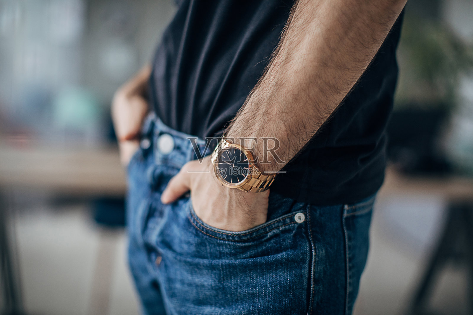 商人的手在口袋里戴着一块手表照片摄影图片