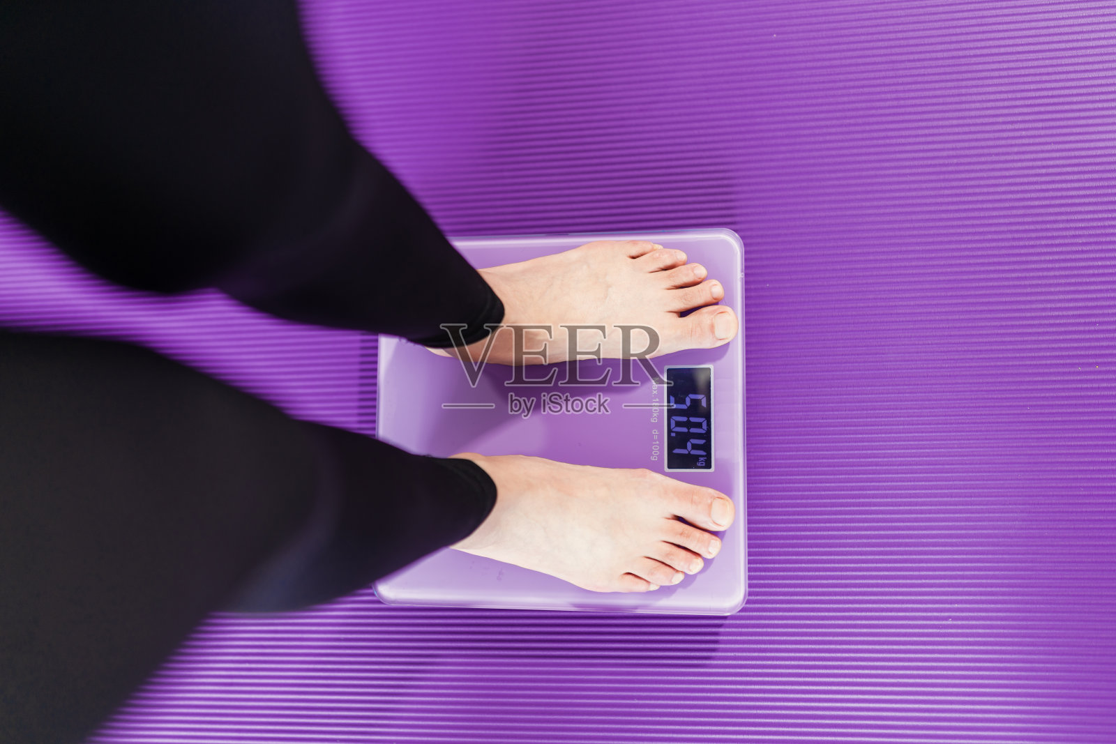 检查体重的女人照片摄影图片