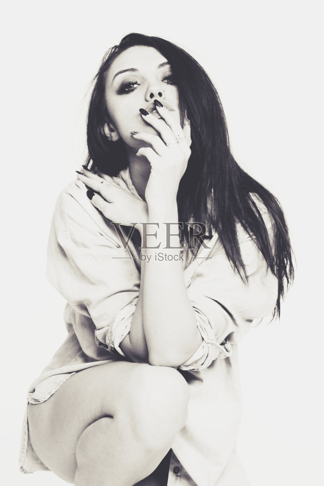 美丽的黑发白人女孩与长头发在工作室摆姿势在孤立的背景。照片摄影图片