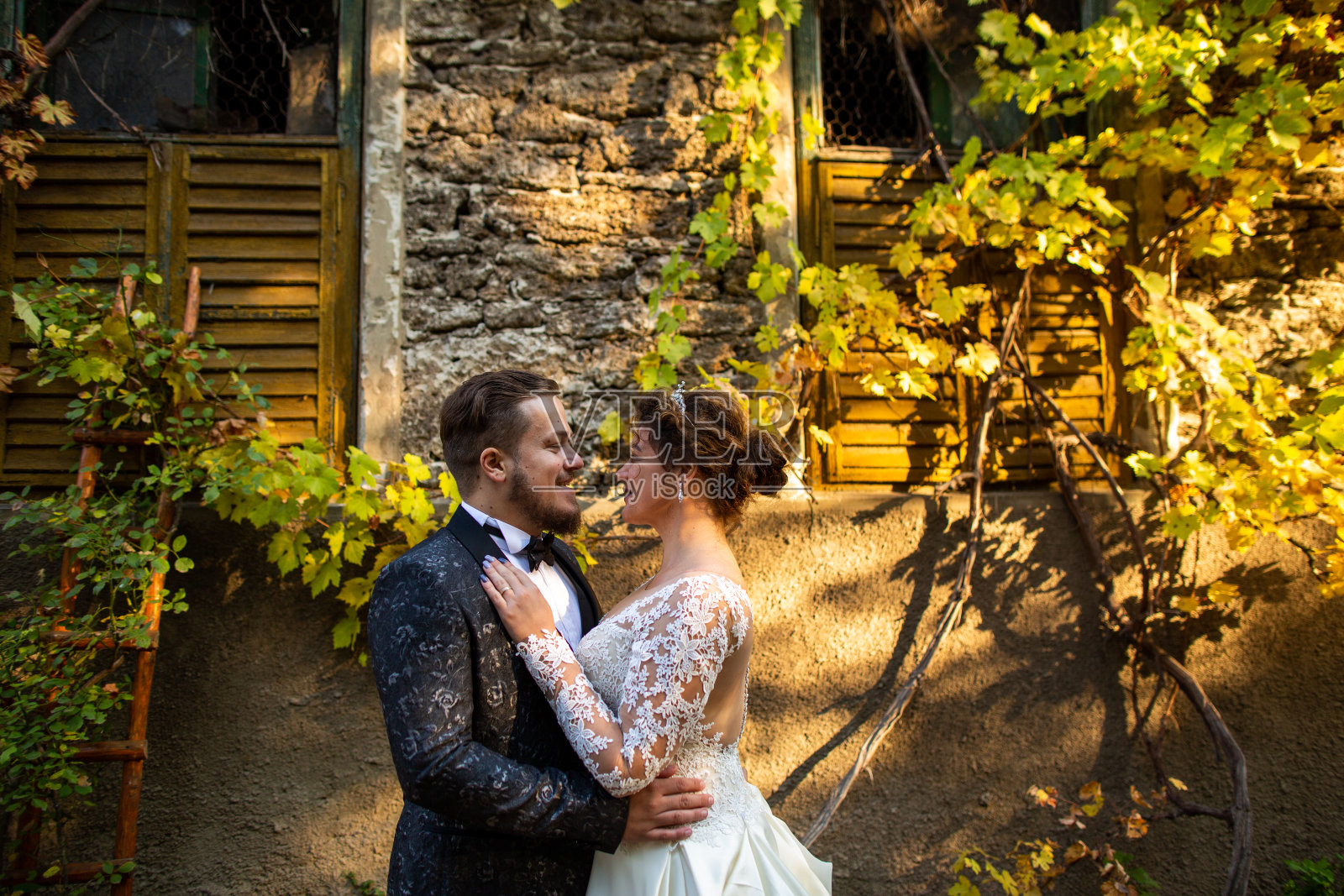 美丽的年轻夫妇摆姿势在公园户外照片摄影图片