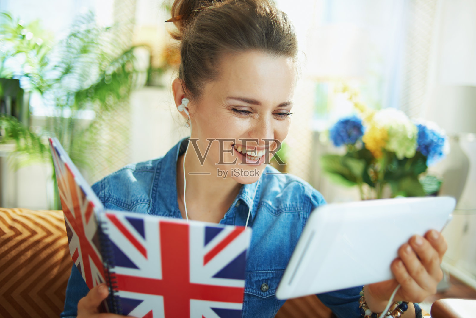 拥有平板电脑和笔记本电脑的快乐女人照片摄影图片